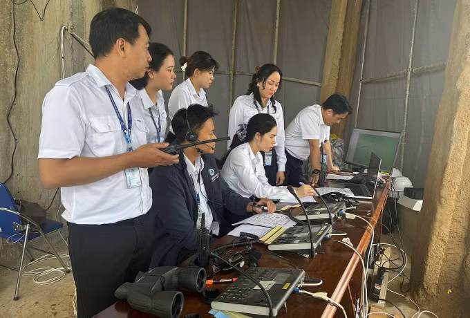 Kíp trực tại đỉnh tháp không lưu tại sân bay Long Thành, nơi liên lạc với phi công và kiểm tra các thiết bị kết nối. Ảnh: Thái Hà