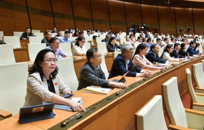 Các đại biểu Quốc hội bấm nút thông qua Luật Thuế VAT sửa đổi, chiều 26/11. Ảnh: Media Quốc hội