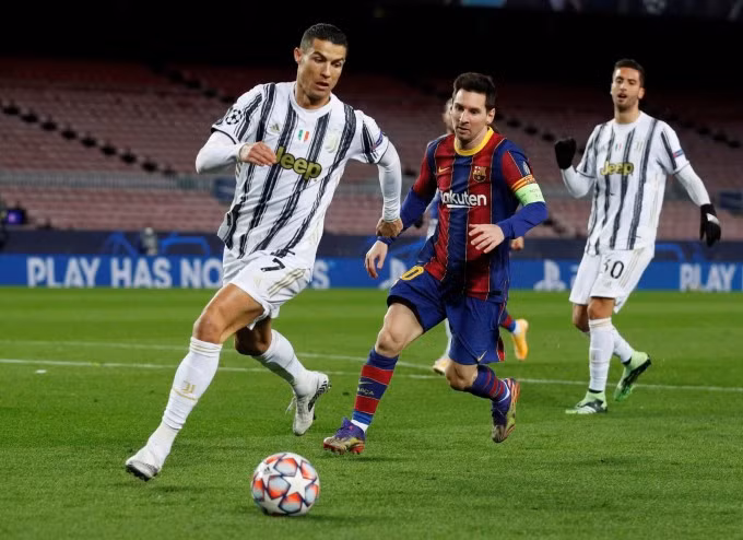 Ronaldo (trái) và Messi (giữa) trong trận Juventus gặp Barca trên sân Camp Nou, thành phố Barcelona, xứ Catalonia, Tây Ban Nha, tại vòng bảng Champions League ngày 8/12/2020. Ảnh: Reuters