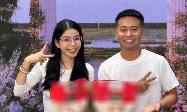 Hằng Du Mục và Quang Linh Vlogs trong một phiên livestream.