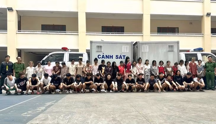 Hàng chục nghi phạm bị bắt trong chuyên án ma túy Công an TP.HCM vừa triệt phá - Ảnh: Công an TP.HCM