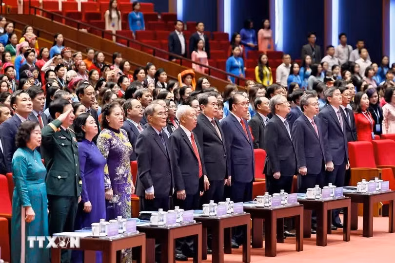 Nguyên Tổng Bí thư Nông Đức Mạnh, Chủ tịch Quốc hội Trần Thanh Mẫn, các đồng chí lãnh đạo, nguyên lãnh đạo Đảng, Nhà nước và đại biểu dự khai mạc đại hội. (Ảnh: Doãn Tấn/TTXVN)