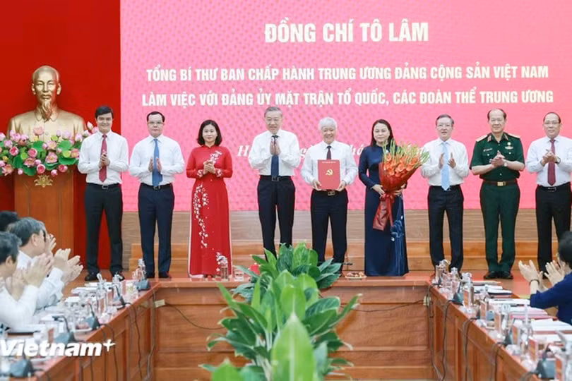 vnp-trao-quyet-dinhjpg.jpg