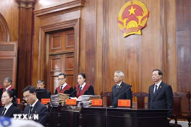 Thẩm phán Nguyễn Thị Hà, Phó chánh tòa Hình sự, Toàn án Nhân dân Thành phố Hồ Chí Minh, chủ tọa phiên tòa xét xử sơ thẩm vụ án Vạn Thịnh Phát giai đoạn 2. (Ảnh: Thanh Vũ/TTXVN)