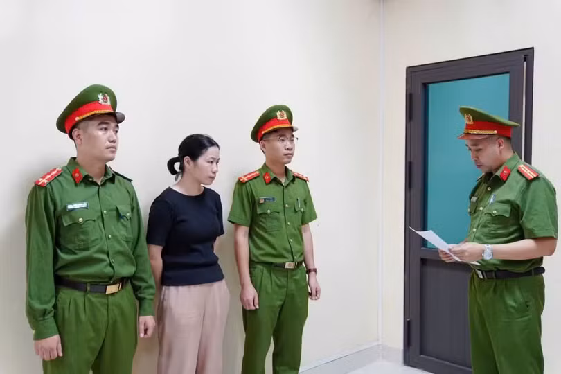 Đọc lệnh khởi tố bị can Nguyễn Thị Thanh Huyền.