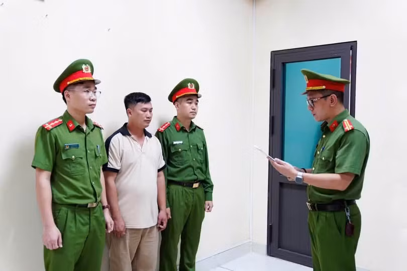 Đọc lệnh khởi tố bị can Nguyễn Văn Hưng.