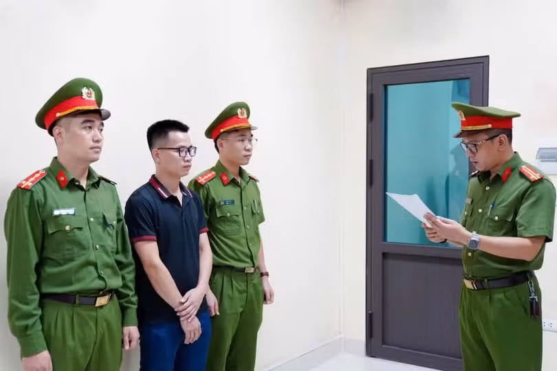 Đọc lệnh khởi tố bị can Khuất Tiến Minh.