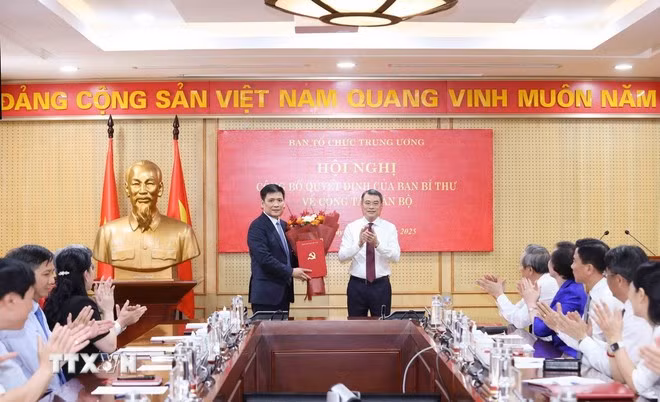 Ông Lê Minh Hưng, Ủy viên Bộ Chính trị, Bí thư Trung ương Đảng, Trưởng Ban Tổ chức Trung ương, trao Quyết định của Ban Bí thư cho ông Nguyễn Thanh Bình. (Ảnh: Phương Hoa/TTXVN)