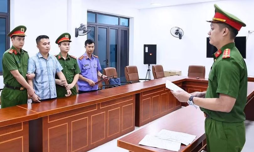 Lực lượng chức năng thực thi lệnh giữ người với Hà Văn Duy, chiều 5/7. Ảnh: Công an tỉnh Tuyên Quang.