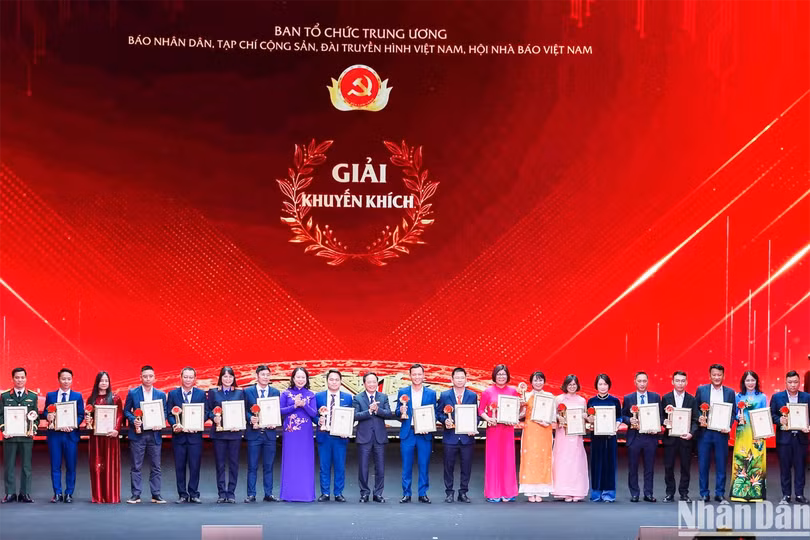 screenshot-2025-01-21-at-05-15-14-anh-tong-bi-thu-to-lam-du-le-trao-giai-bua-liem-vang-lan-thu-ix-nam-2024.png