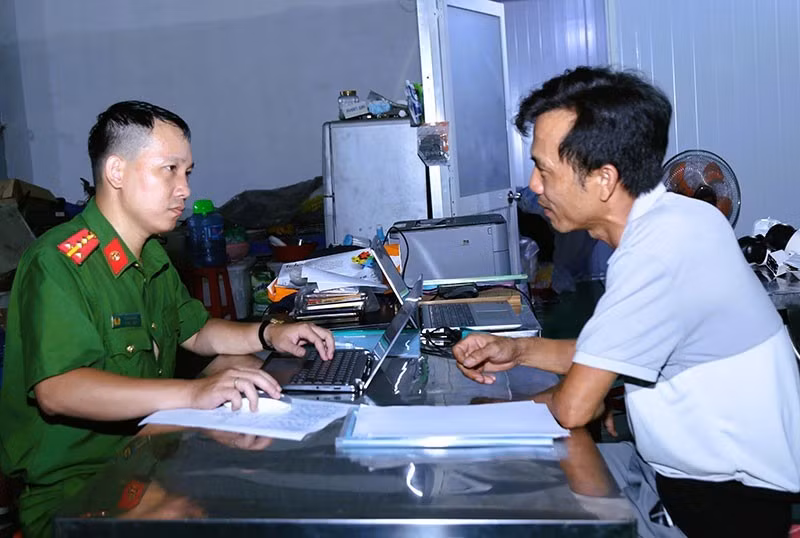 Cơ quan Công an làm việc với đối tượng Lê Văn Tình.