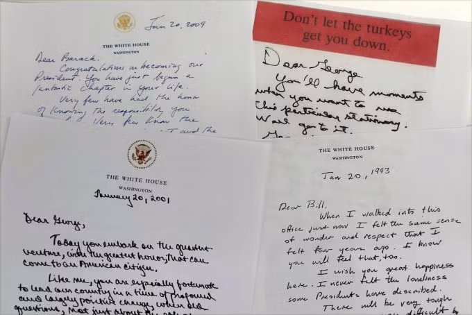 Thư gửi người kế nhiệm của cựu tổng thống Ronald Reagan, George H.W. Bush, Bill Clinton và George W. Bush. Ảnh: AP