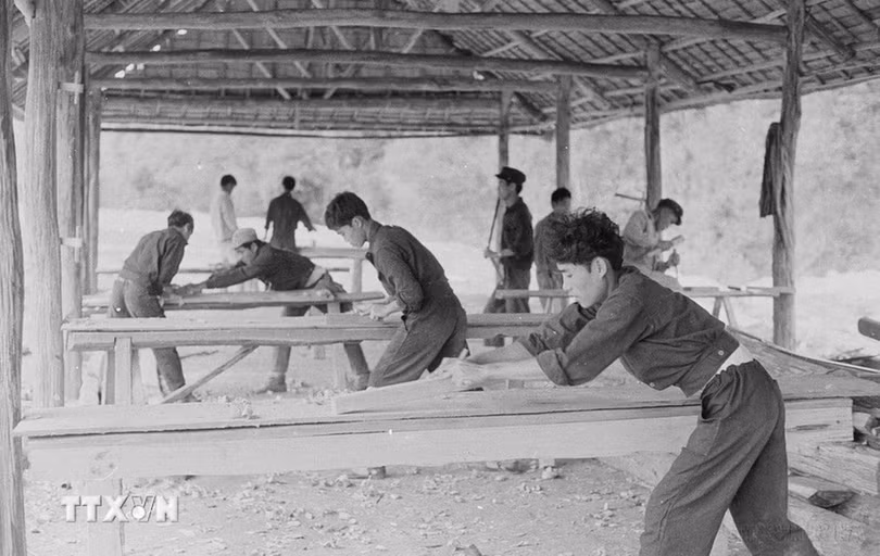 Chuyên gia Việt Nam giúp Lào đào tạo công nhân và xây dựng xưởng rèn, xưởng mộc. (Ảnh: TTXVN)