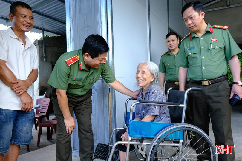 bqbht_br_tham-hoi-dong-vien-ba-hoang-thi-lam-sinh-nam-1945-tai-xa-gia-hanh.jpg