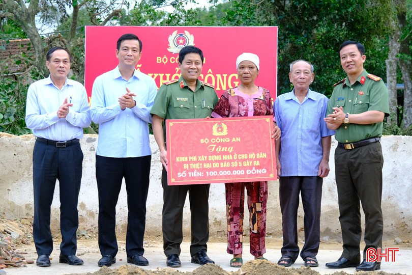 bqbht_br_trao-so-tien-100-trieu-dong-cho-ba-nguyen-thi-loc.jpg