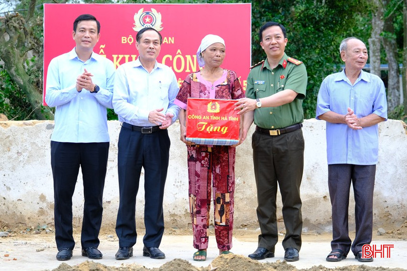bqbht_br_cong-an-tinh-tang-qua-cho-ba-loc.jpg