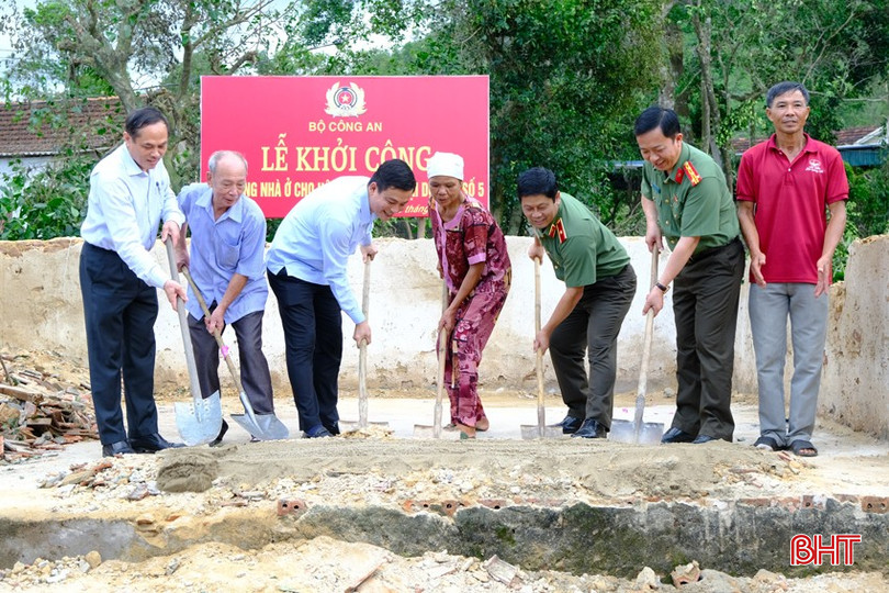 bqbht_br_dai-dien-cac-cap-nganh-va-ba-nguyen-thi-loc-tien-hanh-khoi-cong-xay-dung-nha.jpg
