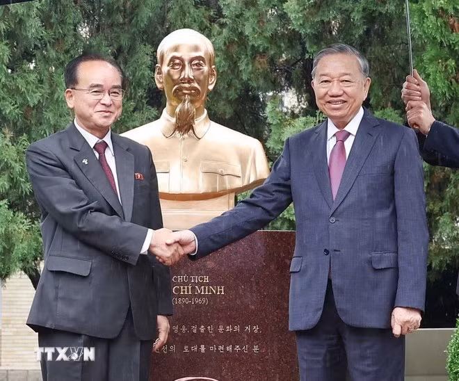 Tổng Bí thư Tô Lâm và ông Jo Yong Won - Ủy viên Thường vụ Bộ Chính trị, Bí thư Trung ương Đảng, Trưởng Ban Tổ chức Trung ương Đảng Lao động Triều Tiên, tại Tượng đài Chủ tịch Hồ Chí Minh. (Ảnh: Thống Nhất/TTXVN)