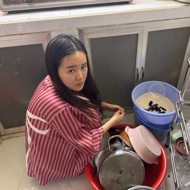 Hai nghi phạm bị bắt quả tang khi đang bán trái phép pod chill chứa ma túy - Ảnh: Công an TP.HCM