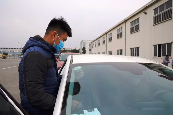 Cục Đăng kiểm đề xuất cơ sở đăng kiểm chỉ cấp tem và bản sao giấy chứng nhận kiểm định “Có giá trị 3 tháng” kể từ ngày cấp. (Ảnh: Minh Hiếu/Vietnam+)