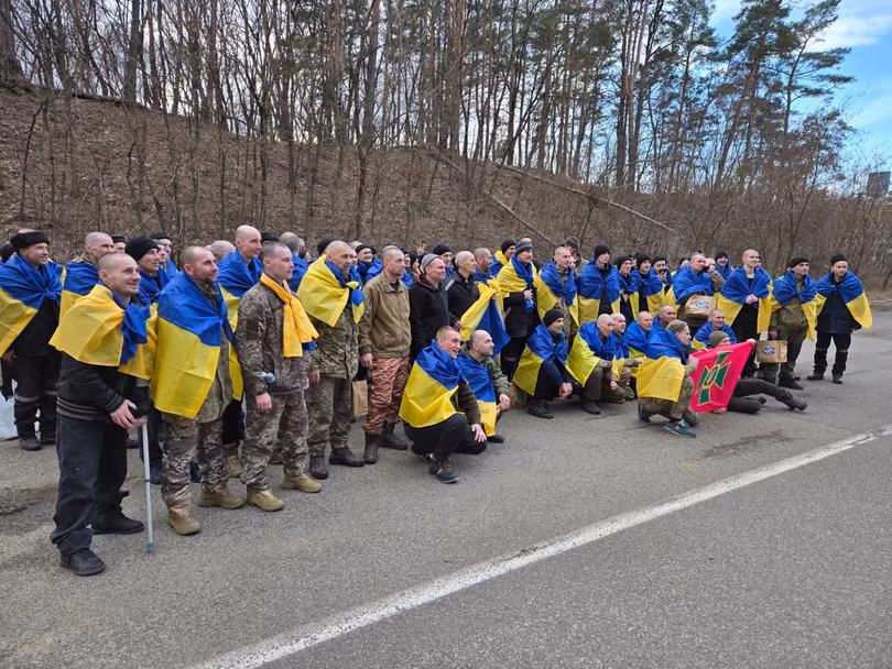 Các tù nhân Ukraine được trao trả tại một địa điểm không xác nhận. Ảnh: Ảnh: Volodymyr Zelensky/X.