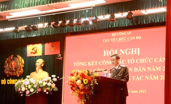 Trung tướng Hoàng Đức Lừng phát biểu tại hội nghị.