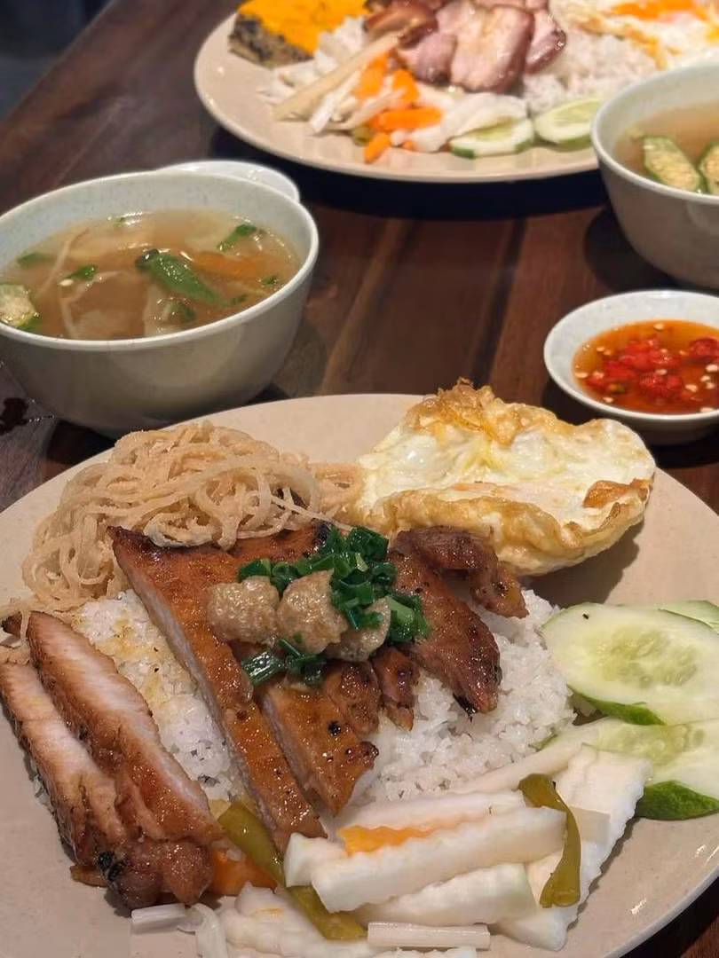 Phở (trái) và cơm tấm (phải) là hai món ăn đặc trưng trong ẩm thực Hà Nội và TP.HCM. Ảnh: @cooked_by_chi, @chiecbungthuongluong.