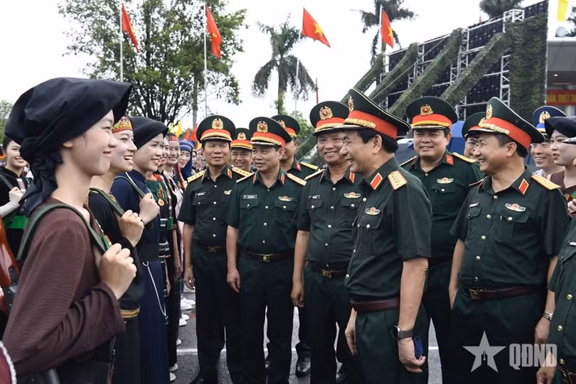 Đại tướng Phan Văn Giang cùng các đồng chí lãnh đạo Bộ Quốc phòng động viên các lực lượng.