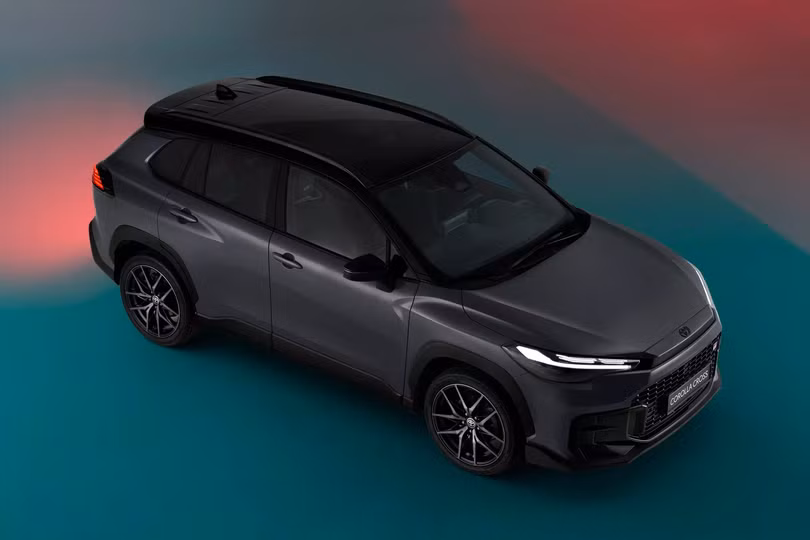 Toyota Corolla Cross sẽ có mặt tại các đại lý ở châu Âu kể từ quý II/2025. Tuy nhiên, những khách hàng muốn sở hữu phiên bản thể thao GR SPORT phải chờ đến quý III/2025. Mức giá của phiên bản này cũng chưa được công bố.