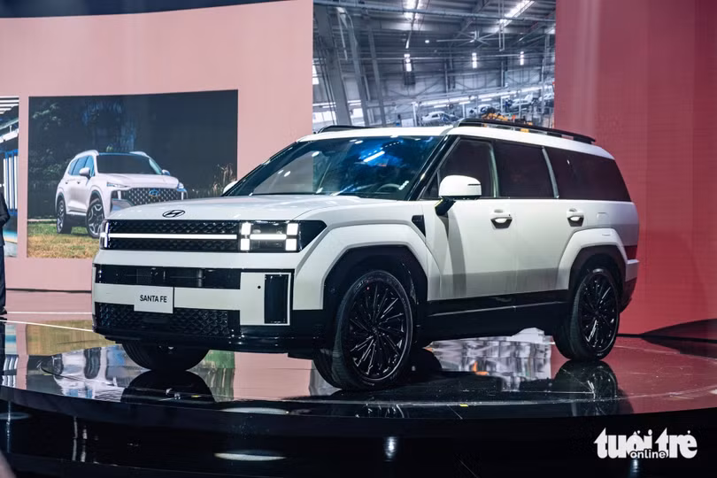 Hyundai Santa Fe thế hệ mới được phát triển dựa trên nền tảng khung gầm N-Platform, kích thước tổng thể 4.830 x 1.900 x 1.780 (mm), trục cơ sở 2.815mm, khoảng sáng gầm 177mm. Như vậy, thế hệ mới dài hơn 45mm, cao hơn 50mm, trục cơ sở tăng thêm 50mm so với thế hệ cũ - Ảnh: THẾ ANH