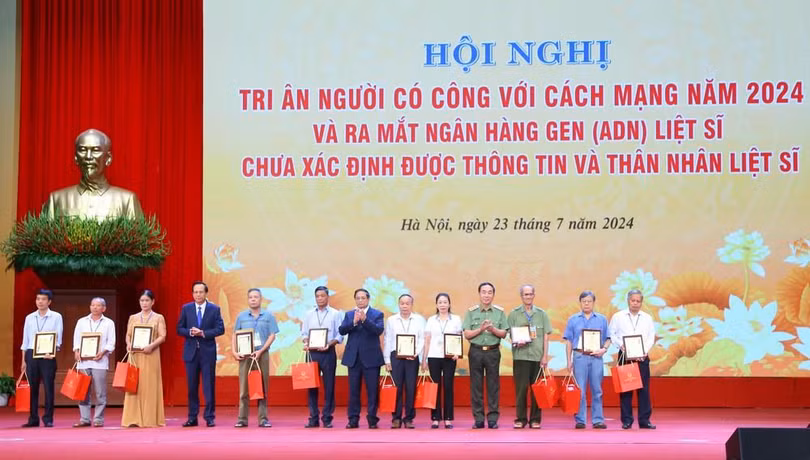 Trao chứng nhận kết quả giám định ADN cho thân nhân các liệt sỹ. (Ảnh: PV/Vietnam+).