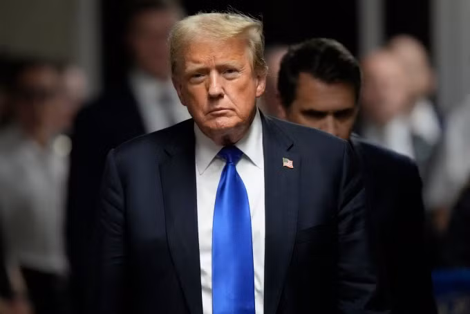 Cựu tổng thống Donald Trump rời tòa hình sự Manhattan, New York ngày 30/5. Ảnh: AP