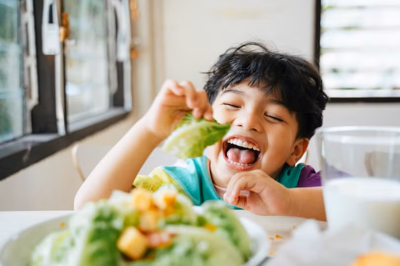 Rau lá xanh là một trong số những thực phẩm trong chế độ ăn đủ chất giúp trẻ tăng chiều cao.