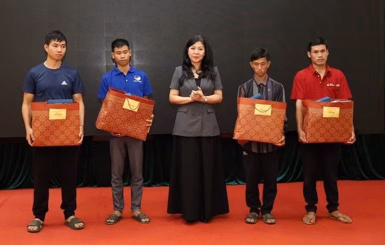 Phu nhân Tổng Bí thư tặng quà các gia đình có người thân bị thiệt mạng trong đợt lũ quét xảy ra cuối tháng 7/2025 ở Sông Mã.