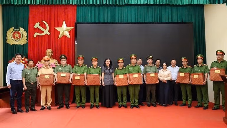 Phu nhân Tổng Bí thư và đoàn công tác tặng quà các đồng chí là thương binh đang công tác tại Công an tỉnh Sơn La.