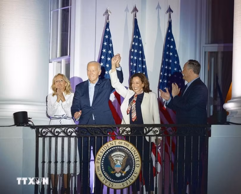 Tổng thống Mỹ Joe Biden (thứ 2, trái) và Phó Tổng thống Kamala Harris (thứ 2, phải) chứng kiến sự kiện pháo hoa mừng Ngày Độc lập ở Washington DC., ngày 4/7/2024. (Ảnh: THX/TTXVN)