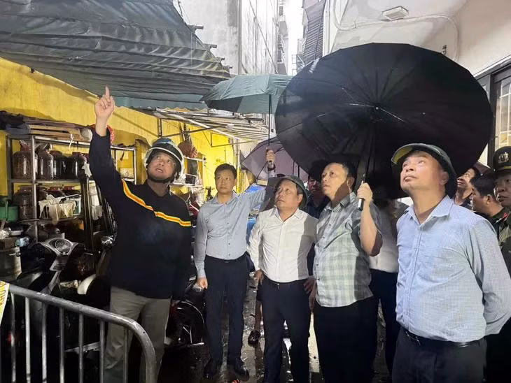 Chủ tịch UBND thành phố Hà Nội Vũ Đại Thắng (đứng giữa) có mặt tại hiện trường vụ cháy sáng sớm nay - Ảnh: HỒNG QUANG