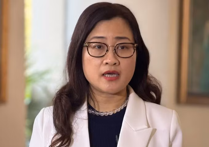 Bà Trần Thị Trang, Vụ trưởng Bảo hiểm Y tế, chia sẻ đề xuất tăng mức đóng BHYT và đề án miễn viện phí toàn dân, tại hội thảo ngày 1/12. Ảnh: Lê Nga