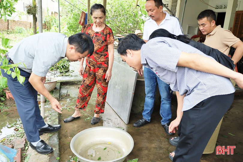 Lãnh đạo CDC Hà Tĩnh giám sát bọ gậy, phòng chống dịch sốt xuất huyết và các dịch bệnh sau mưa bão tại xã Đan Hải.