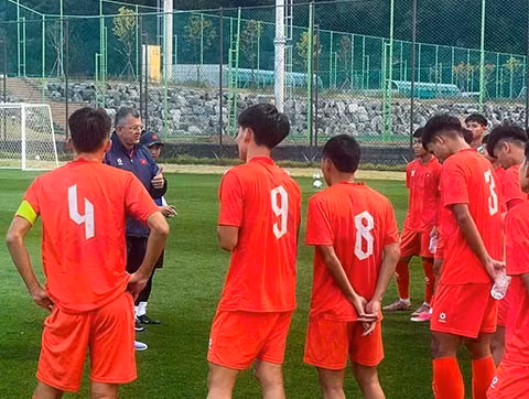 Thông qua các trận giao hữu, HLV Cristiano Roland sẽ tính toán chiến thuật cho U17 World Cup. Ảnh: VFF