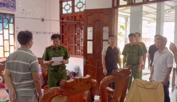 Khám xét nơi ở của Nguyễn Việt Phương - một trong 10 đối tượng đã bị bắt giữ.