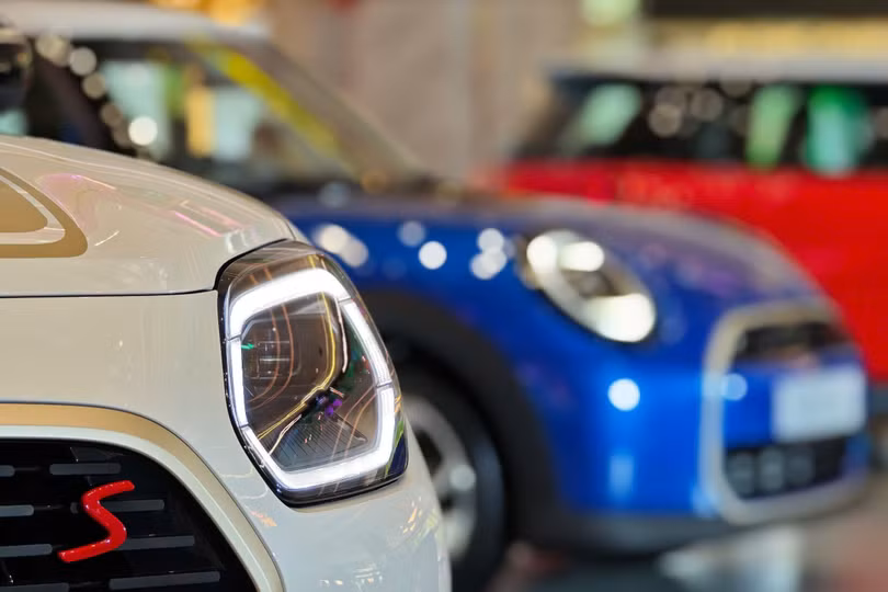 Có thể thấy đầu xe của MINI Countryman 2025 đã được thay đổi thiết kế hoàn toàn với viền chrome dày xung quanh lưới tản nhiệt hình bát giác, tương tự kiểu thiết kế trên chiếc MINI Cooper Convertible. Cản trước cũng được tinh chỉnh nhằm liên kết với phong cách của đầu xe, góc cạnh hơn và tối giản hơn.