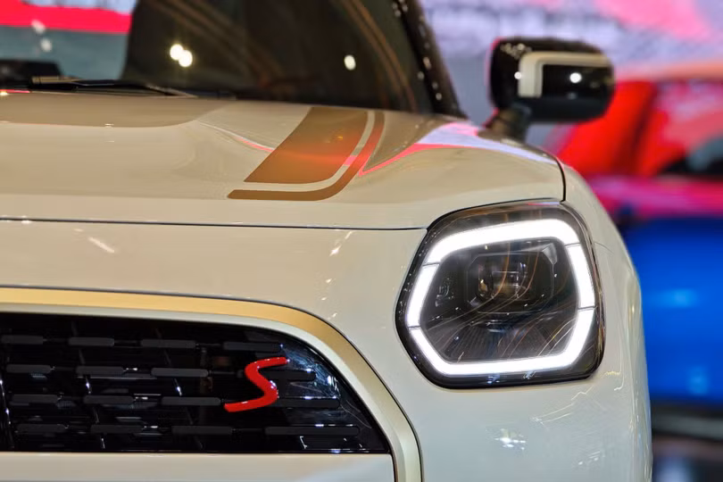 MINI Countryman S ALL4 được trang bị động cơ xăng tăng áp 4 xi-lanh 2.0L công suất 204 mã lực, mô men xoắn 300 Nm. Xe có khả năng tăng tốc 0-100 km/h trong 7,1 giây, vận tốc tối đa 228 km/h.