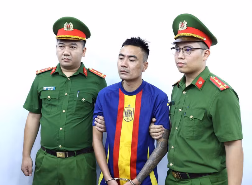 Cơ quan CSĐT Công an tỉnh Ninh Bình thi hành Lệnh bắt bị can để tạm giam đối với Nguyễn Văn Thắng.