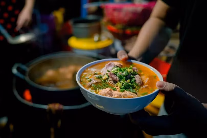 Bún bò Huế - món đặc sản nổi tiếng được thực khách trong nước lẫn quốc tế đặc biệt yêu thích thưởng thức. Ảnh: Huế Đi Mô.