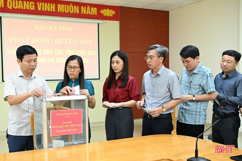Cán bộ, phóng viên Báo Hà Tĩnh quyên góp ủng hộ.