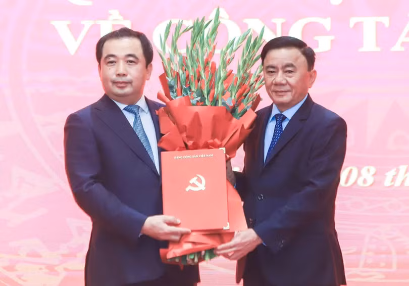 Thường trực Ban Bí thư Trần Cẩm Tú trao quyết định và tặng hoa Bí thư Thành ủy Hà Nội Trần Đức Thắng.