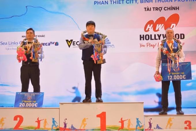 Thanh Lực (trái) đừng cùng Cho và Dick Jaspers trên bục trao giải tối 29/9. Ảnh: Minh Điền.