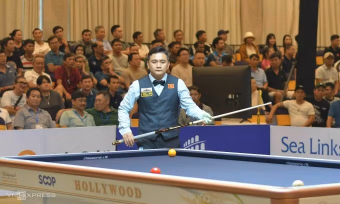 Cơ thủ Trần Thanh Lực trong trận chung kết giải carom 3 băng thế giới - World Championship - ở Phan Thiết, Bình Thuận tối 29/9. Ảnh: Hồng Linh.