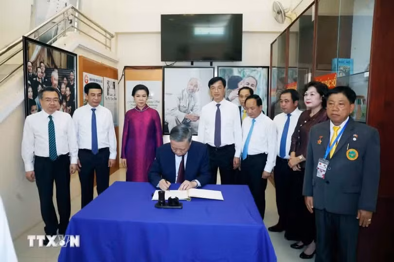 Tổng Bí thư, Chủ tịch nước Tô Lâm ký sổ lưu bút tại Khu Di tích Chủ tịch Hồ Chí Minh ở tỉnh Udon Thani (Thái Lan). (Ảnh: Thống Nhất/TTXVN)